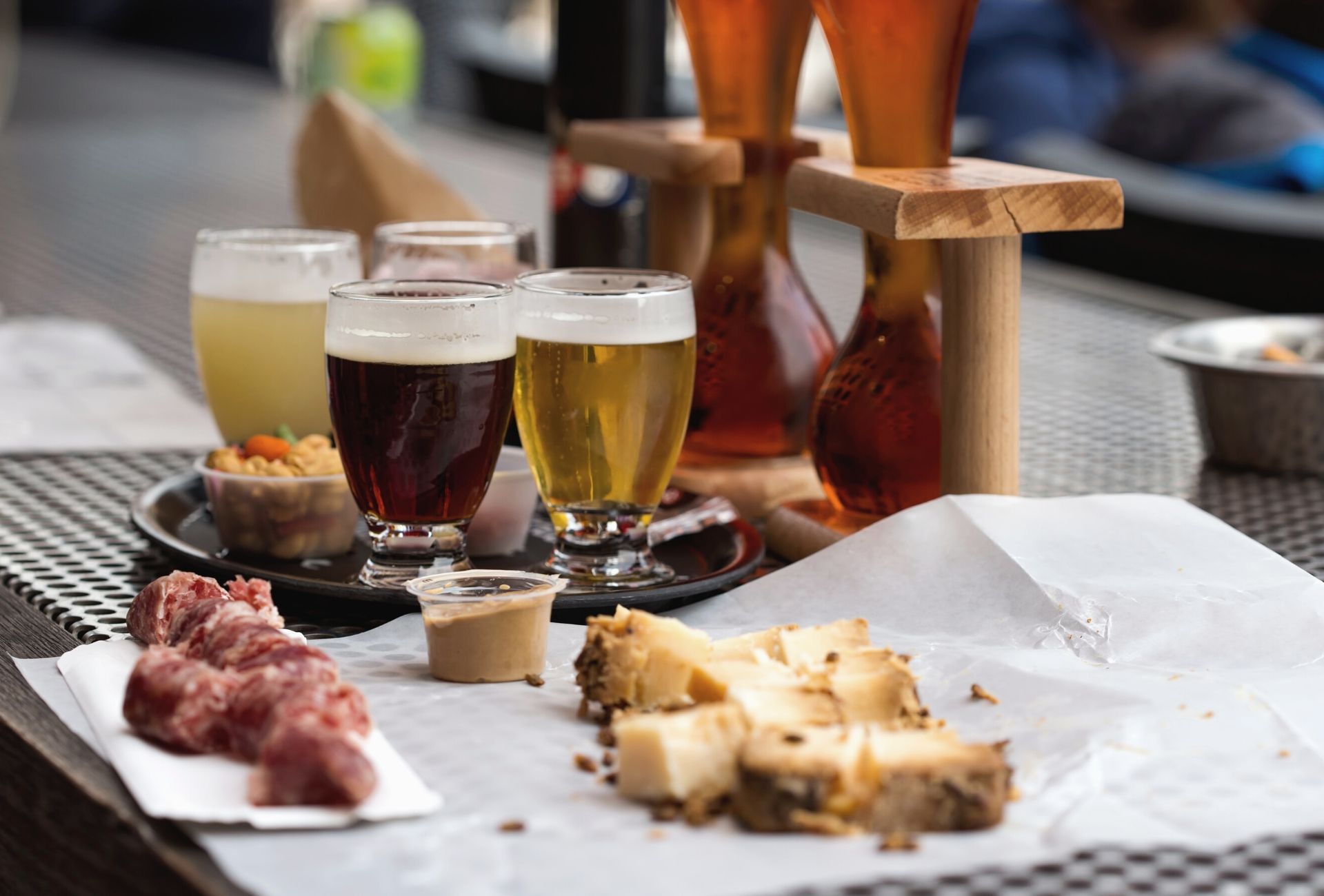 Cervejas de diversos tipos e algumas comidas típicas belgas